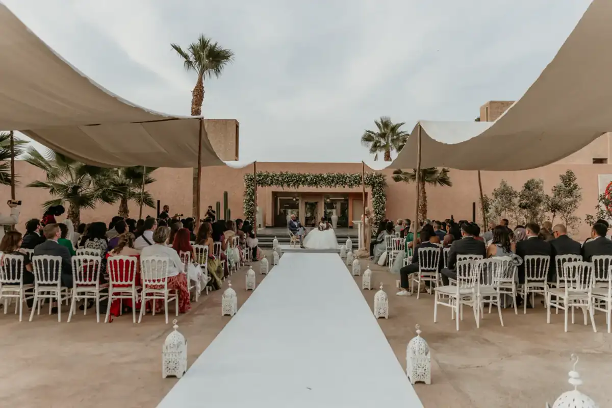 Cérémonie de mariage avec les mariés et leurs invités à Marrakech