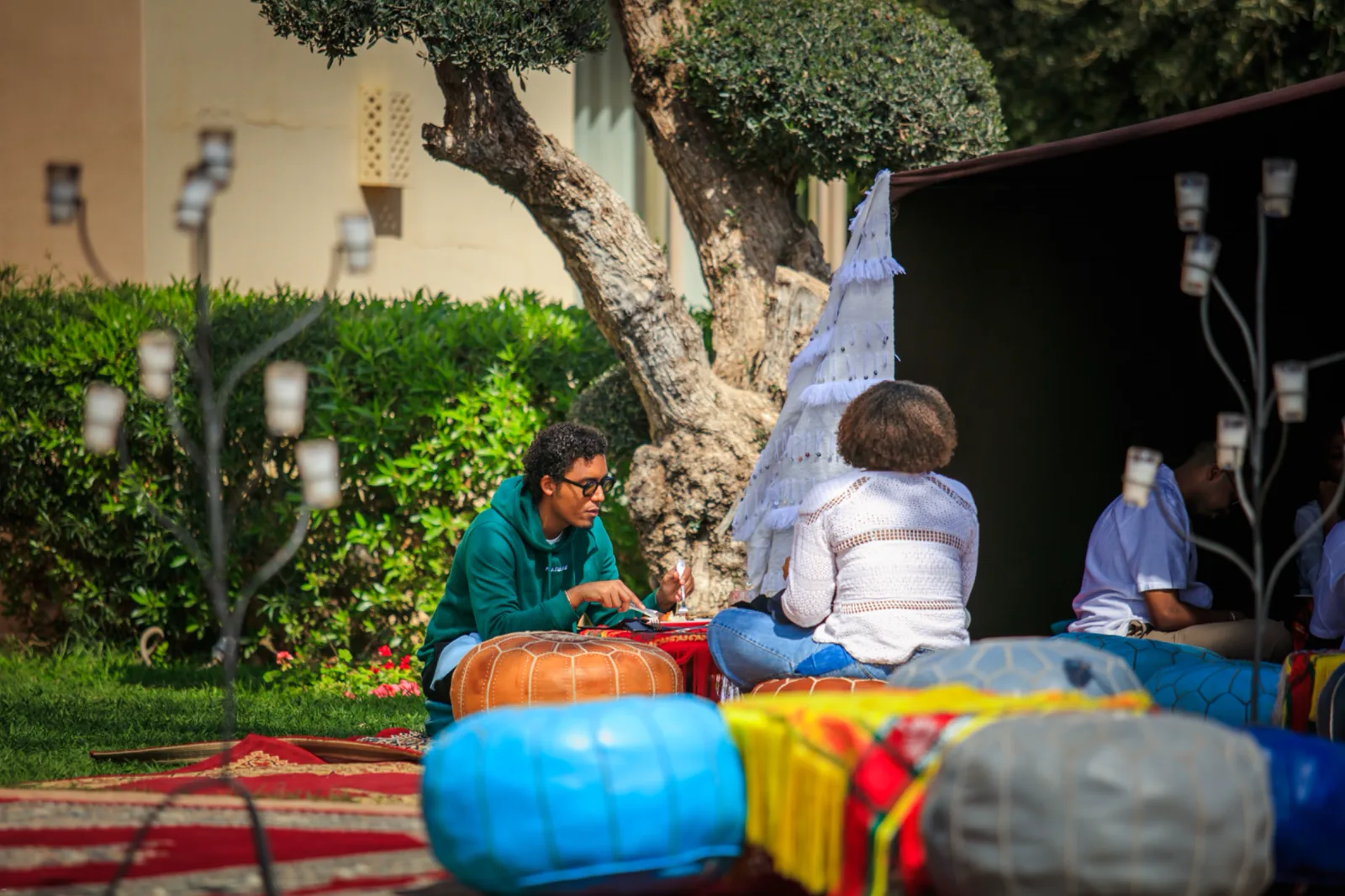 Réception d’anniversaire décontractée dans un jardin à Marrakech