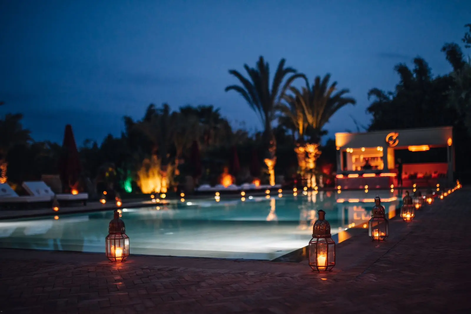 Villa et piscine illuminées à Marrakech