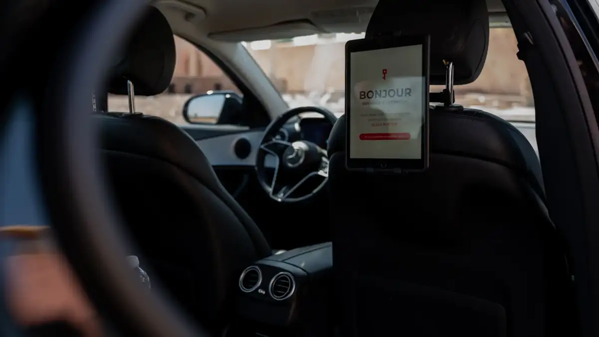 Accueil personnalisé à bord d’un véhicule avec chauffeur