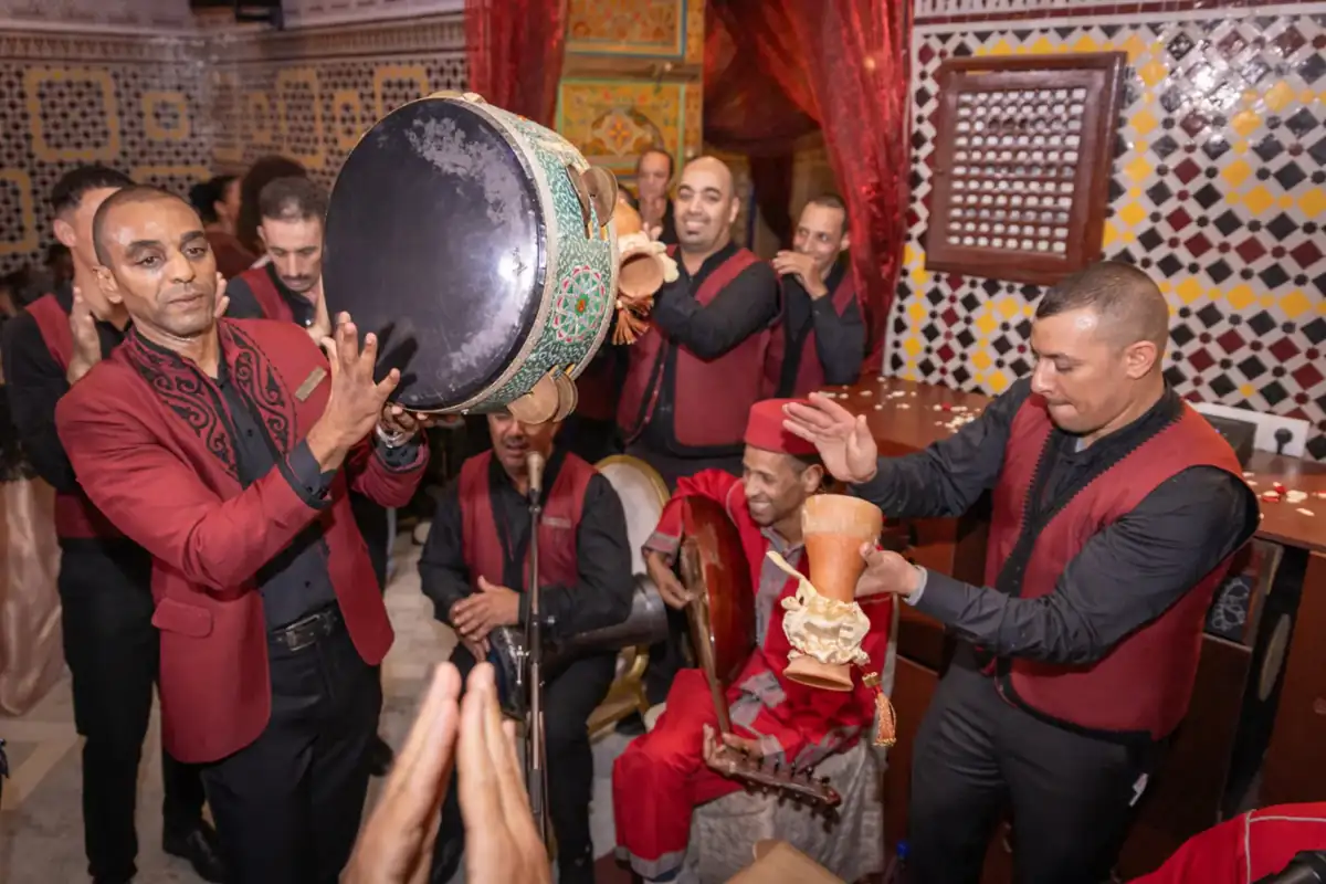 Musiciens traditionnels pendant un welcome dinner dans la médina de Marrakech